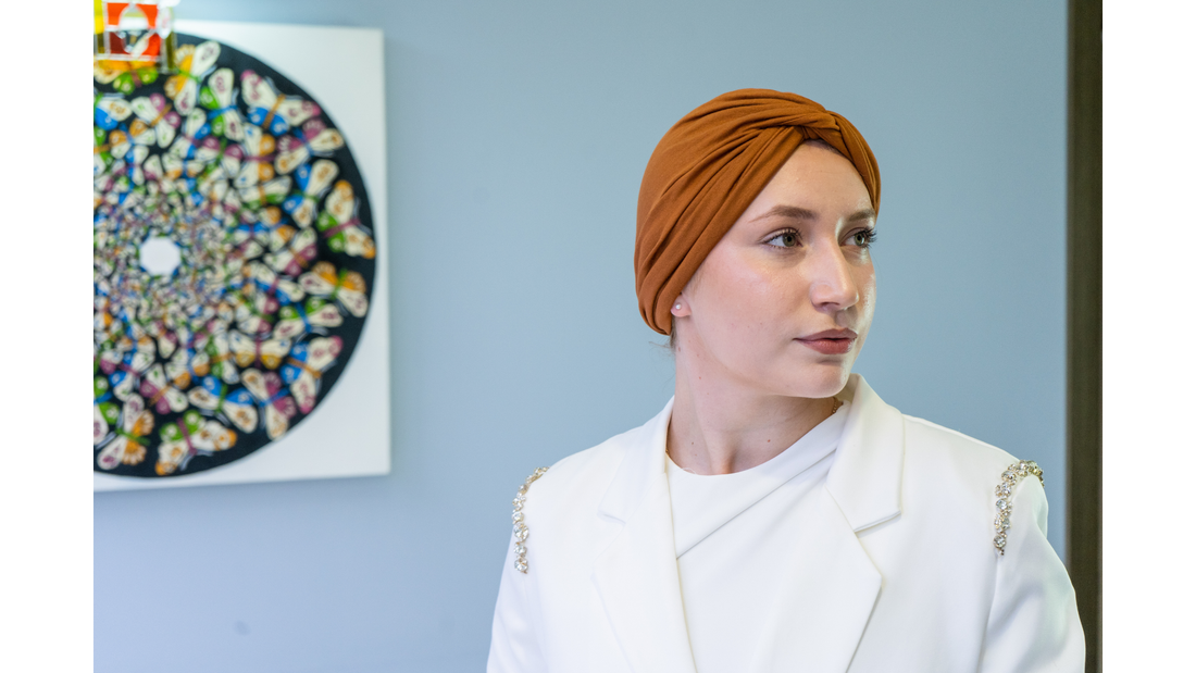 Turban haut de gamme terracotta pour femme Maison Dunel, solution d'élégance et de résilience face à la perte de cheveux et à l'alopécie.