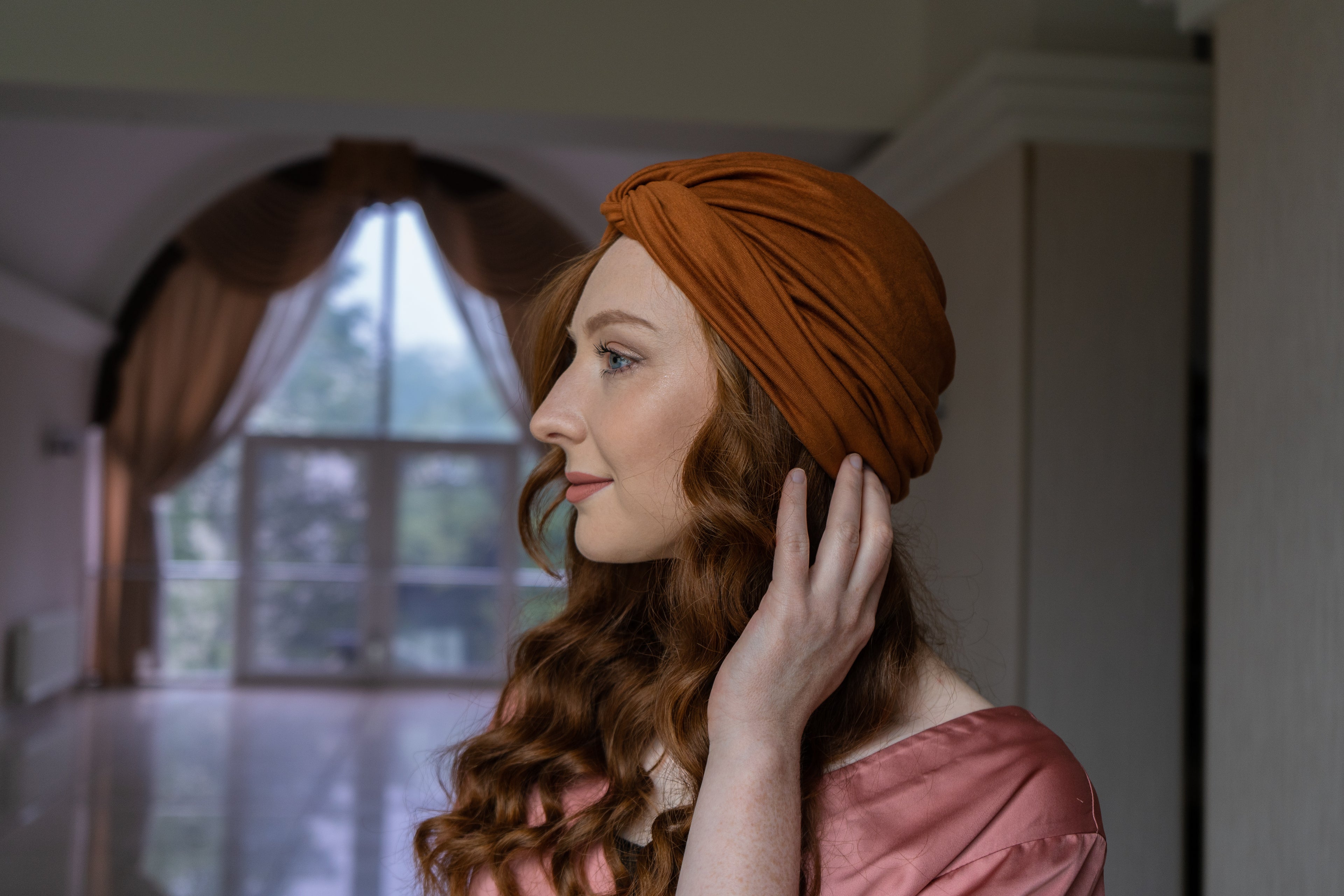 Femme portant un turban camel Maison Dunel – élégant, confortable et prêt-à-enfiler en 3 secondes.