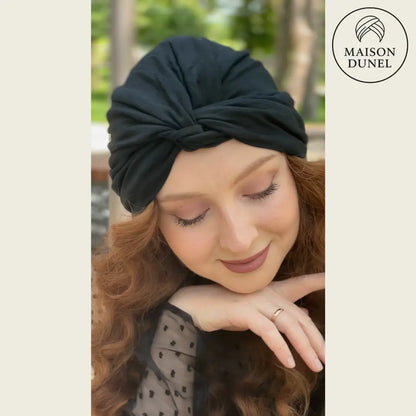Femme souriante portant un turban de la Collection Signature Maison Dunel - Look chic et moderne