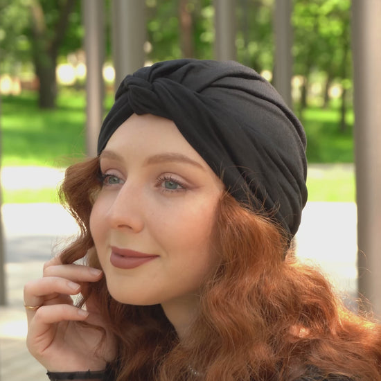 Femme portant le turban Maison Dunel Ébène avec tenue automnale, look sophistiqué et naturel
