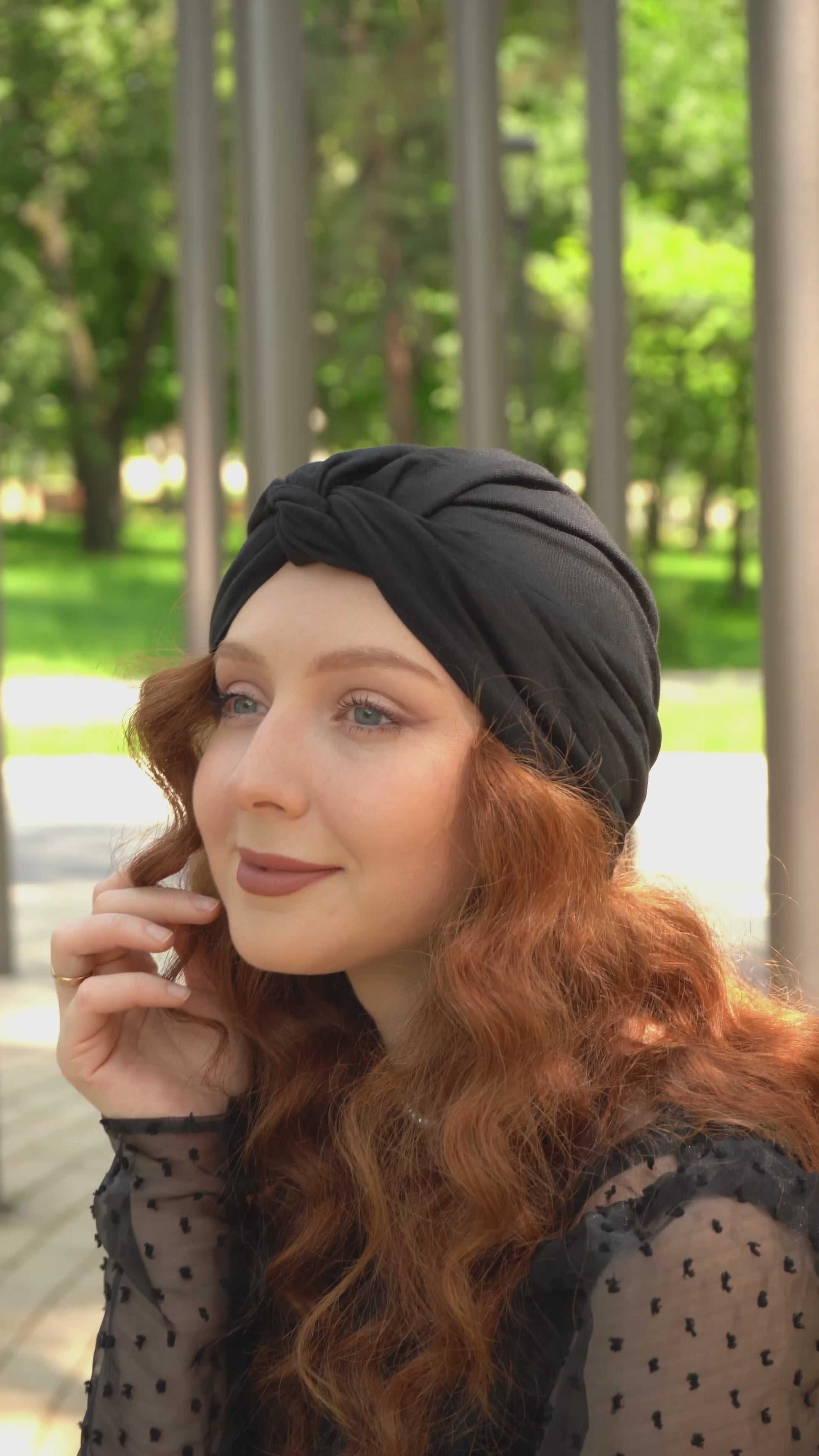 Femme portant le turban Maison Dunel Ébène avec tenue automnale, look sophistiqué et naturel